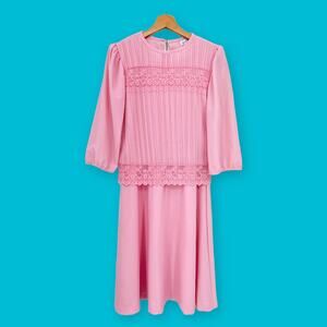 Good TImes (9/10) American VINTAGE 80's Pink Pleated Dress Midi 3/4 Sleeve Lace